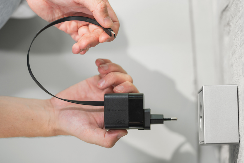 Urban Vitamin Mendocino 65W GaN-Charger mit einziehb. Kabel