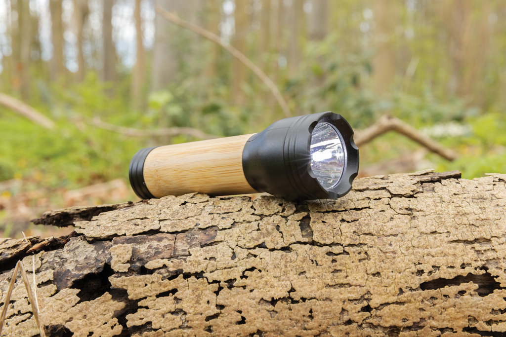 Lucid 1W Taschenlampe aus RCS recycelt. Kunststoff & Bambus