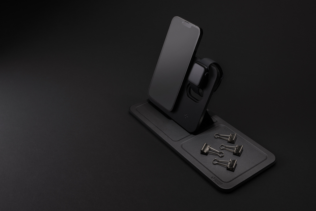 Swiss Peak 3-in-1- Wireless-Charging Desk-Tray aus RCS rPU