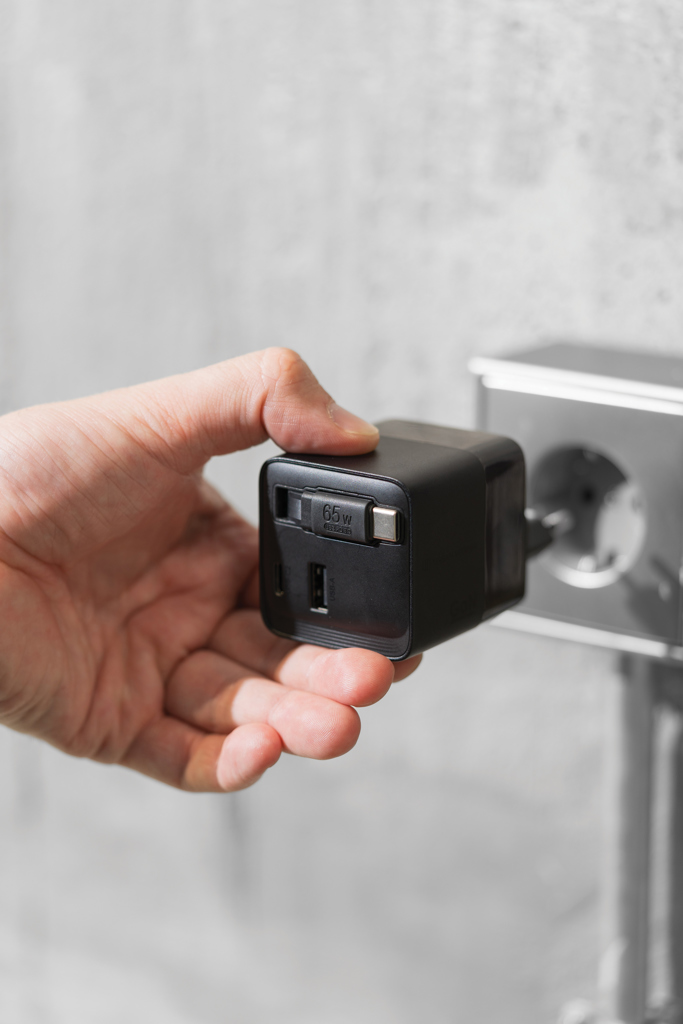 Urban Vitamin Mendocino 65W GaN-Charger mit einziehb. Kabel