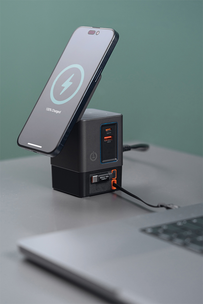 Urban Vitamin Sacramento 105W GaN Charger mit einz. Kabeln