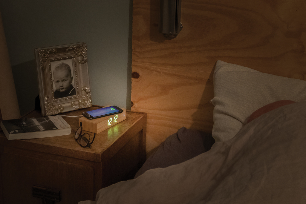 Wecker mit 5W Wireless Charger aus Bambus