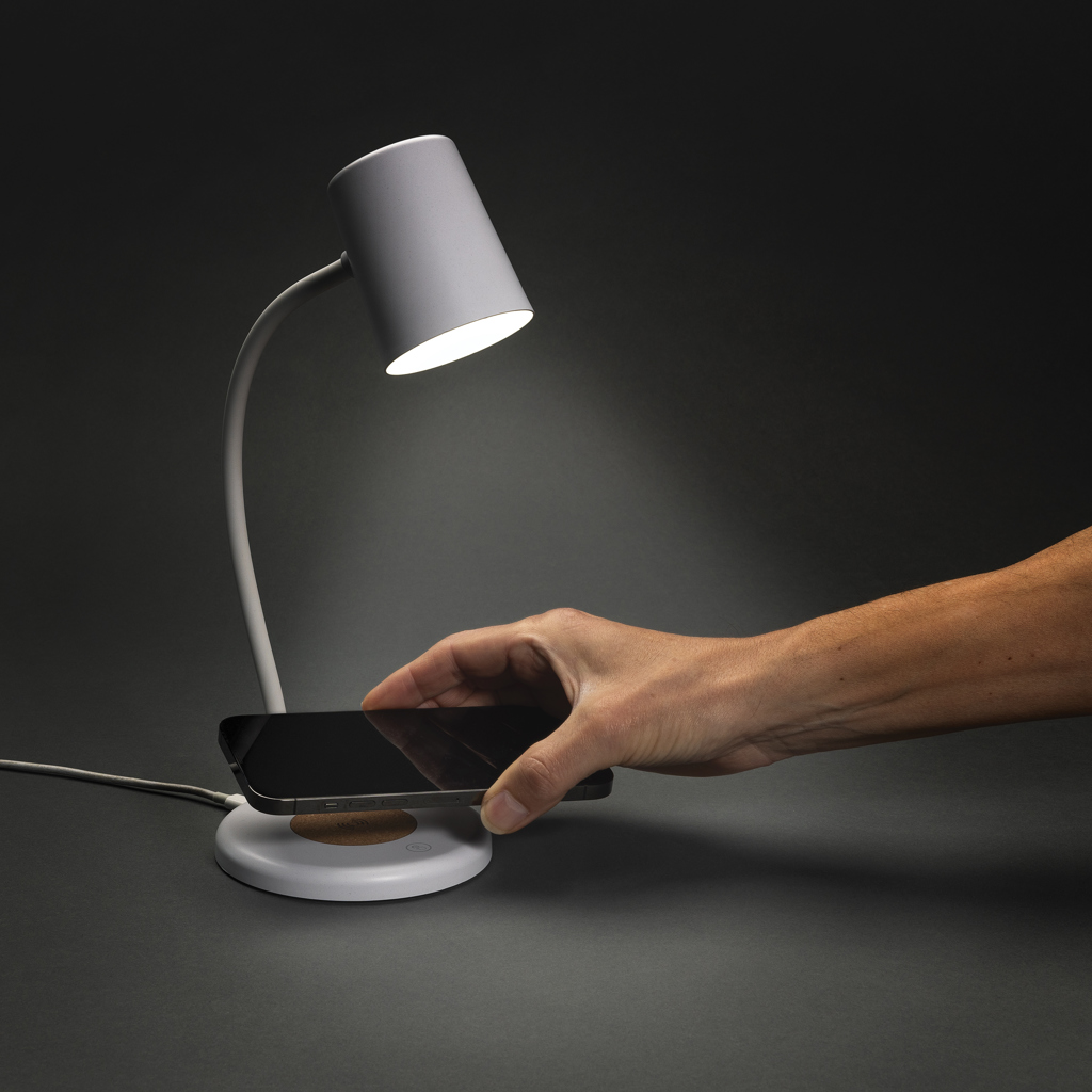 Zenara 15W Schreibtischlampe aus RCS rec. Plastik & Kork